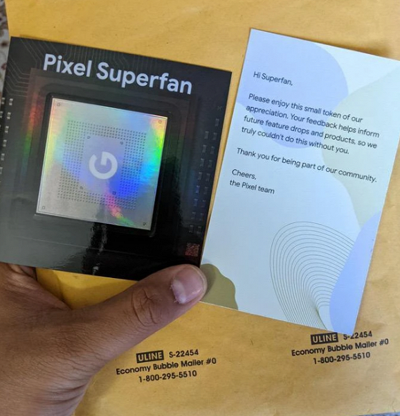 Google дарит суперфанатам Pixel носки и наклейку. Закрытый клуб Pixel Superfans был сформирован в прошлом году